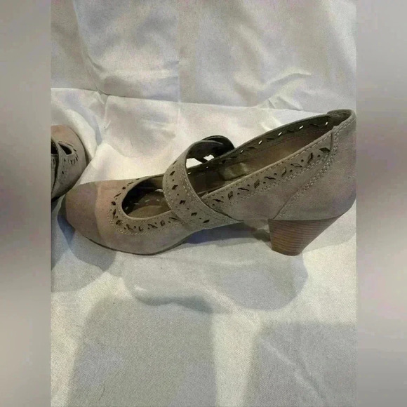 Michael Shannon Tan Heels with Elegant Design - Picture 5 of 16